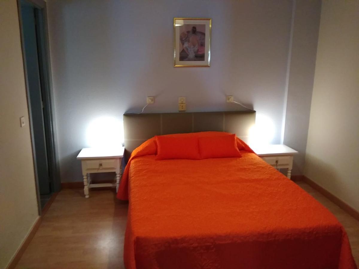 Готель Hostal Restaurante Milenium Torremegia Екстер'єр фото